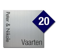 Vierkant RVS-look naambordje met blauw vlak voor bij de voordeur