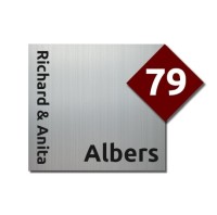 Vierkant RVS-look naambordje met rood huisnummer