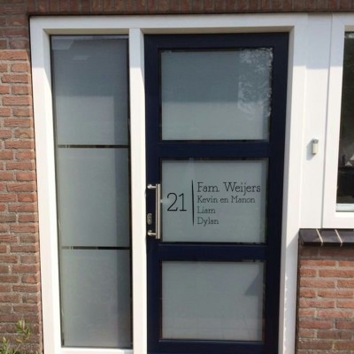 raamsticker en huisnummer liggend